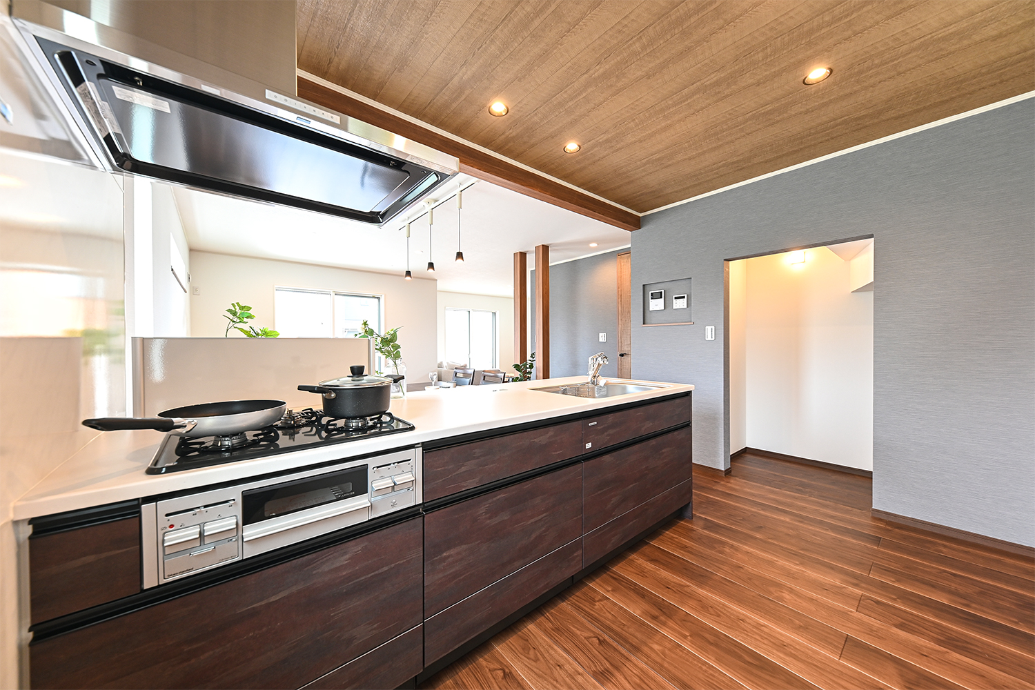 木目デザインがうつくしくシックな雰囲気に仕上がったキッチン