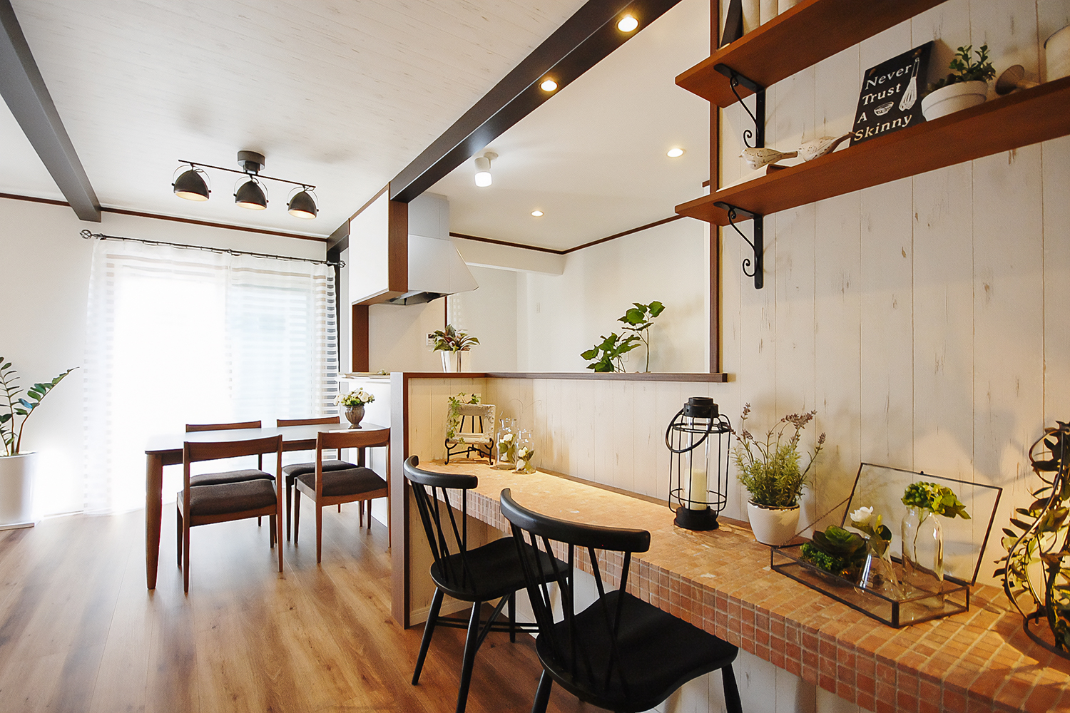 テラコッタカラーのタイル敷きタイルカウンターに、アーチ状にした下がり壁が可愛いおうちカフェ